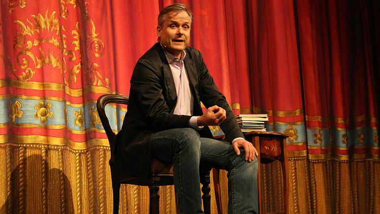 Axel Hacke auf der Bühne des E.T.A.-Hoffmann-Theaters Foto: Erk