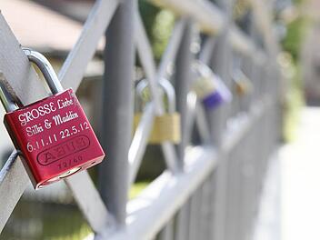 An der Brücke im Grünwehr hängen vermutlich Kulmbachs erste Liebesschlösser. Foto: Jochen Nützel