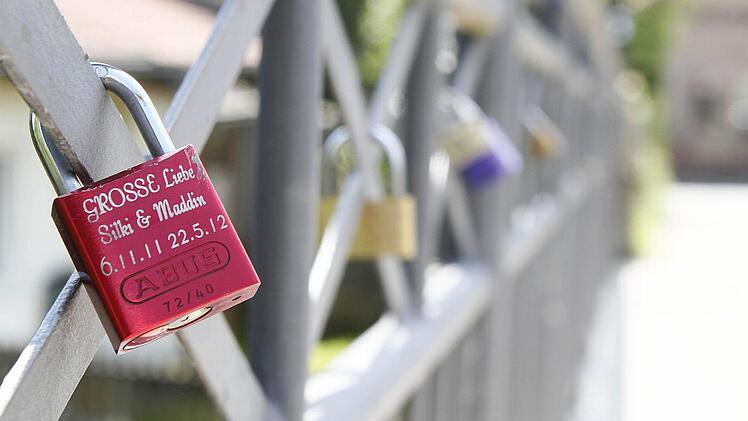 An der Brücke im Grünwehr hängen vermutlich Kulmbachs erste Liebesschlösser. Foto: Jochen Nützel