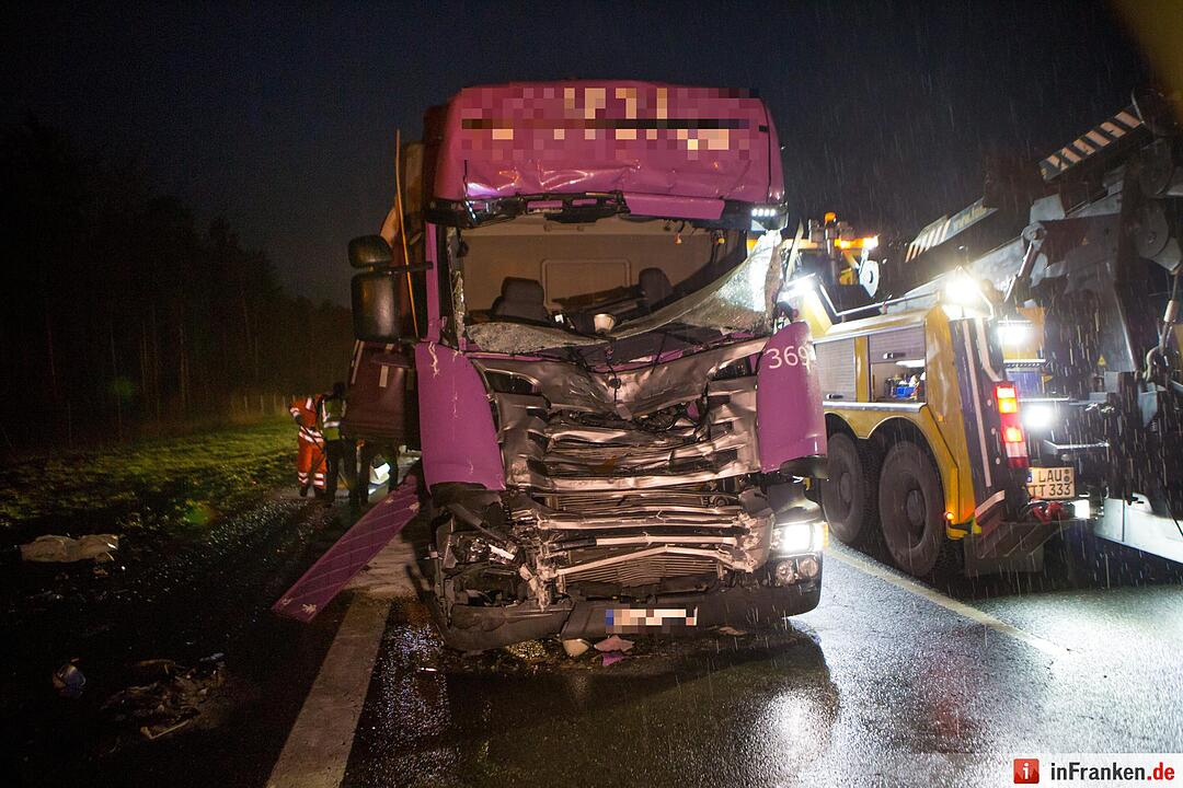 Sattelschlepper kracht in Baustellenabsicherung auf der A9