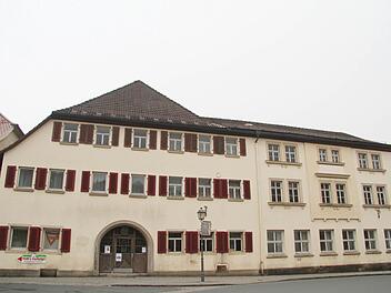 Das "Schwarze Roß" hat einen hohen historischen Wert, doch eine Komplettsanierung wird nicht befürwortet. m Dachboden sieht das Schwarze Ross dann nicht sonderlich aufgeräumt aus. Das Dach ist undicht, auch im Keller gibt es Probleme (Bilder unten) Fotos: Sonny Adam