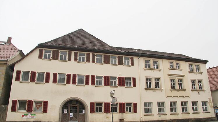 Das "Schwarze Roß" hat einen hohen historischen Wert, doch eine Komplettsanierung wird nicht befürwortet. m Dachboden sieht das Schwarze Ross dann nicht sonderlich aufgeräumt aus. Das Dach ist undicht, auch im Keller gibt es Probleme (Bilder unten) Fotos: Sonny Adam