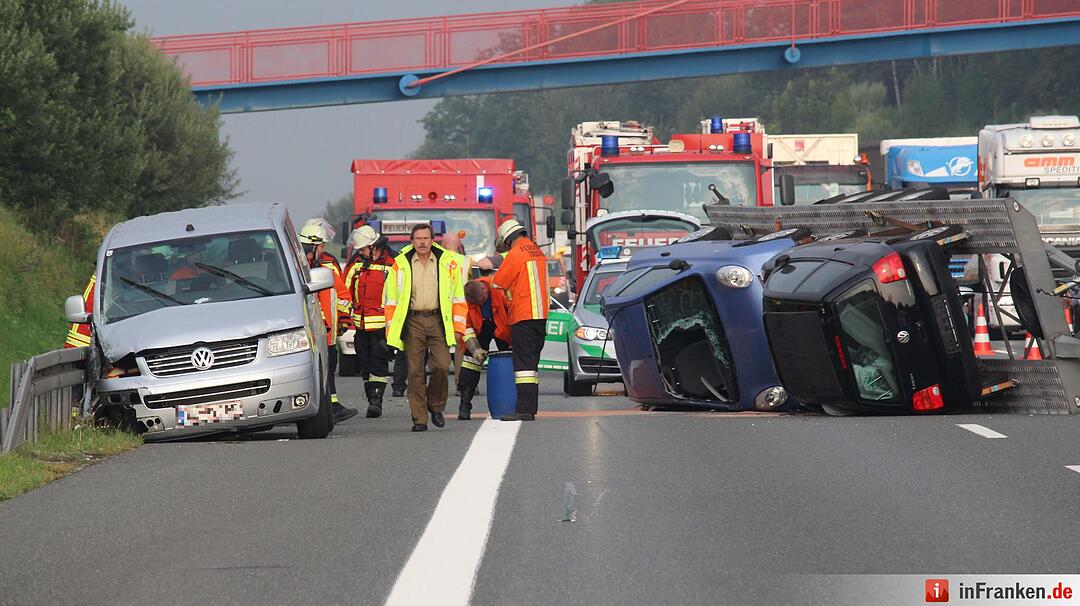 Drei Fahrspuren nach folgenschwerem Auffahrer blockiert - Geladene Autos liegen auf der Autobahn