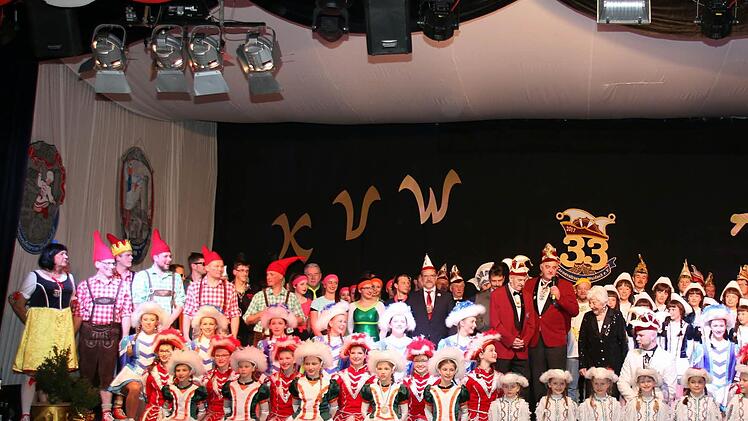 Ein buntes und vielseitiges Bild boten die Akteure der Jubiläumsgala zum 33. Jubiläum des KVW am Samstag in der Rudolf-Reißenweber-Halle in Weidach. Zu der Feier hatte sich Vorstand Michael Forkel (mit Mikrofon) Gastbeiträge von Vereine der Region gewünscht. Foto: Bettina Knauth