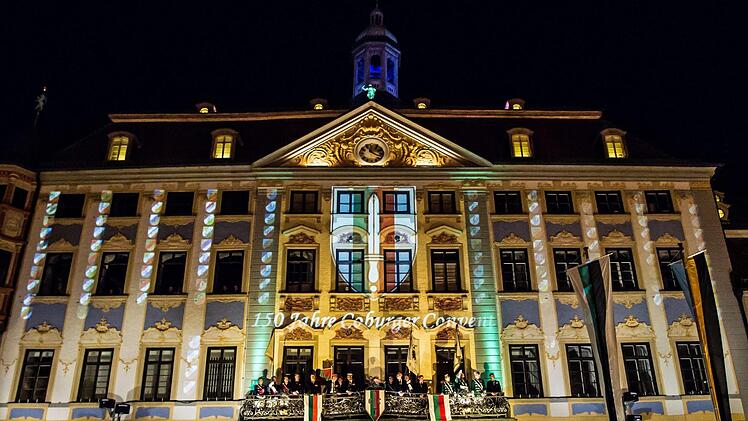 Coburger im Zeichen des 150. CC-Pfingstkongresses: Fackelzug und nächtliche Feierstunde auf dem Marktplatz.Foto: Jochen Berger