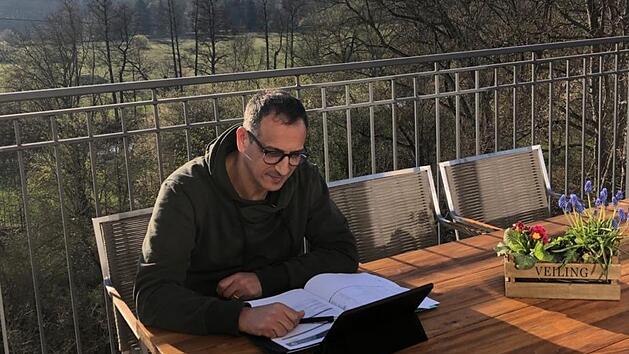 Rachis Azzouzi verkn&uuml;pft die Ausgangsbeschr&auml;nkung aufgrund der Corona-Krise und das teilweise sch&ouml;ne Fr&uuml;hlingswetter: Der Sportdirektor der SpVgg Greuther F&uuml;rth arbeitet h&auml;ufig auf dem  Balkon. privat
