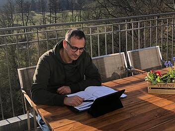 Rachis Azzouzi verknüpft die Ausgangsbeschränkung aufgrund der Corona-Krise und das teilweise schöne Frühlingswetter: Der Sportdirektor der SpVgg Greuther Fürth arbeitet häufig auf dem  Balkon. privat