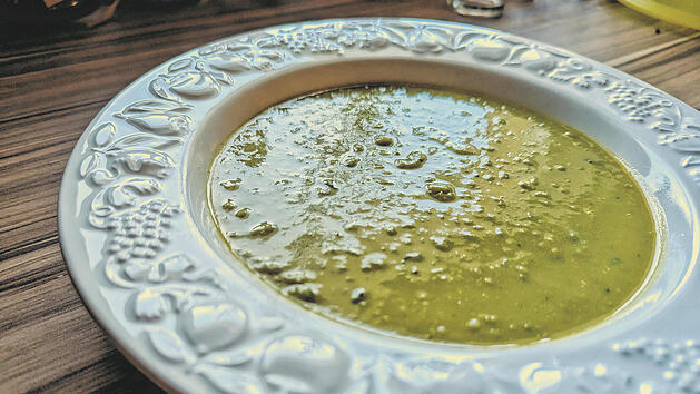 Cremige Erbsensuppe w&auml;rmt von innen und schmeckt lecker.
