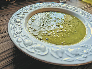Cremige Erbsensuppe w&auml;rmt von innen und schmeckt lecker.