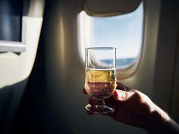 Alkohol im Flugzeug: Wann du lieber darauf verzichten solltest