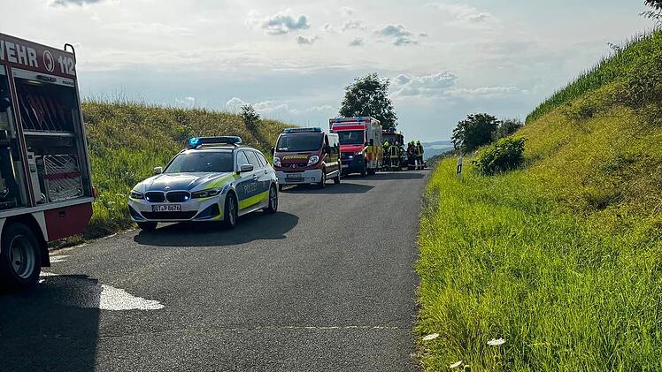 Raum Coburg: Radlader kippt um - 77-Jähriger bei Betriebsunfall schwer verletzt
