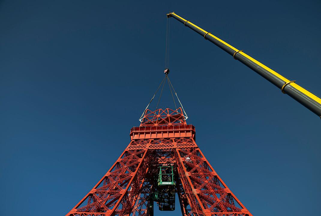 Großvater und Enkel bauen Eiffelturm im Elsass nach