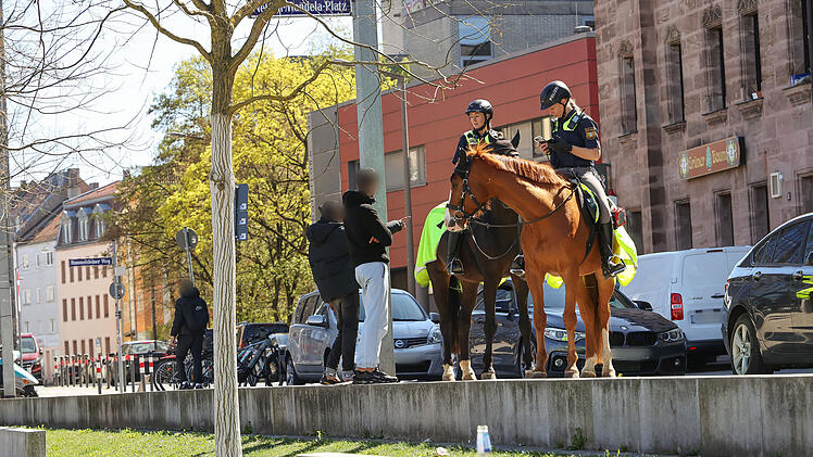 Reiterstaffel im Brennpunktviertel am Hauptbahnhof N&uuml;rnberg