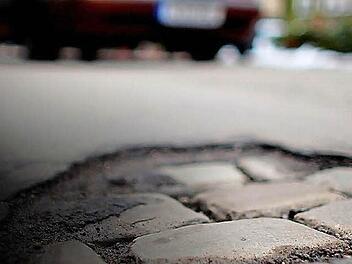 Marktleugast muss seine Kasse wieder auffüllen lassen. Die Gemeinde hat Anträge auf Bedarfszuweisungen und Stabilisierungshilfe gestellt. Voraussetzung: Ausschöpfung sämtlicher Einnahmequellen. Deshalb kommt wohl eine Straßenausbaubeitragssatzung. Foto: Symbolbild/dpa