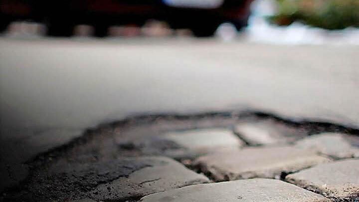 Marktleugast muss seine Kasse wieder auffüllen lassen. Die Gemeinde hat Anträge auf Bedarfszuweisungen und Stabilisierungshilfe gestellt. Voraussetzung: Ausschöpfung sämtlicher Einnahmequellen. Deshalb kommt wohl eine Straßenausbaubeitragssatzung. Foto: Symbolbild/dpa