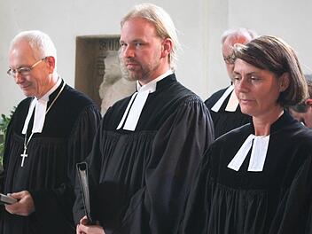 Johannes Kestler (Mitte) ist nun auf Dauer Pfarrer von Aschbach/Hohn am Berg. Ihm zur Seite der Bamberger Dekan Otfried Sperl (links) und Pfarrerin Angelika Steinbauer (rechts)  Foto: Evi Seeger