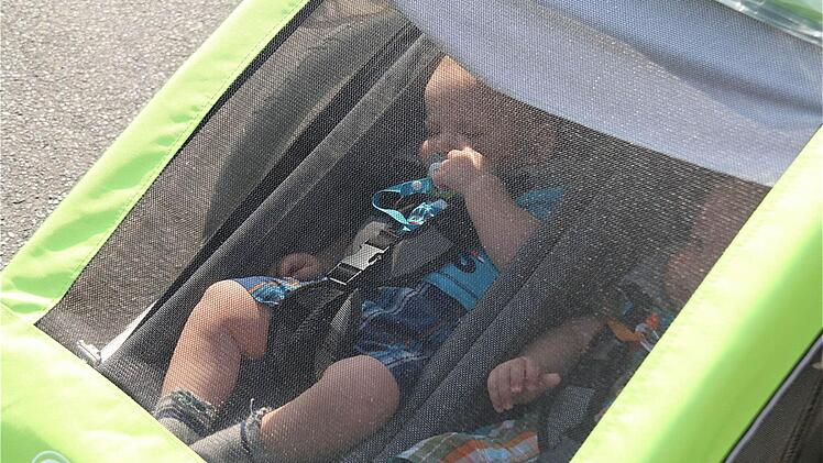 Gerade mal ein halbes Jahr alt sind die Zwillinge Felix und Maximilian, die im Radanhänger auf die kleine Tour gehen.