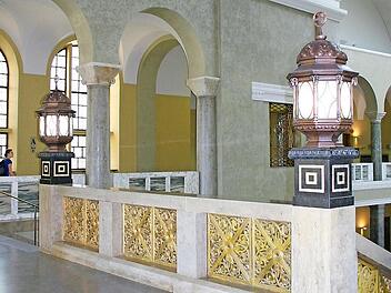 Originalgetreu rekonstruierte die Kunstschlosserei Schneider die beiden Lampen im Lichthof der Ludwig-Maximilians-Universität in München. Grundlage war lediglich ein altes Schwarz-Weiß-Foto.  Fotos: privat