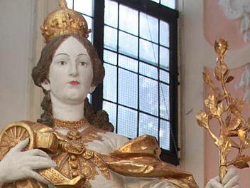 In der linken Hand ein blühender Zweig, auf dem rechten Arm eine Kanone - so präsentiert sich die Heilige Barbara dem Besucher der Stadtsteinacher Kirche St. Michael. Foto: Dagmar Besand