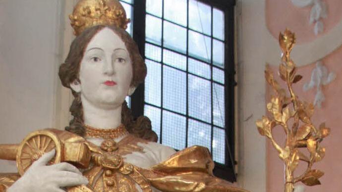 In der linken Hand ein blühender Zweig, auf dem rechten Arm eine Kanone - so präsentiert sich die Heilige Barbara dem Besucher der Stadtsteinacher Kirche St. Michael. Foto: Dagmar Besand