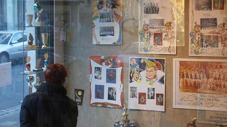 Eine Passantin schaut sich die Ausstellungsstücke im Schaufenster in der Bahnhofstraße an.Foto: Arkadius Guzy