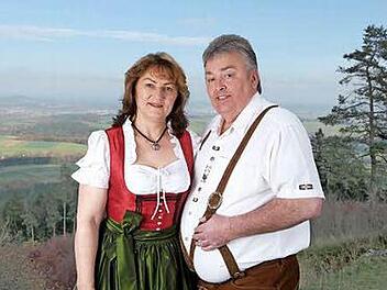 Das neue Wirtepaar Günter und Susanne Seidel vor dem herrlichen Ausblick von der Sonnenterrasse vom Bärenstübla.  Fotos: pr.