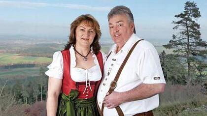 Das neue Wirtepaar Günter und Susanne Seidel vor dem herrlichen Ausblick von der Sonnenterrasse vom Bärenstübla.  Fotos: pr.