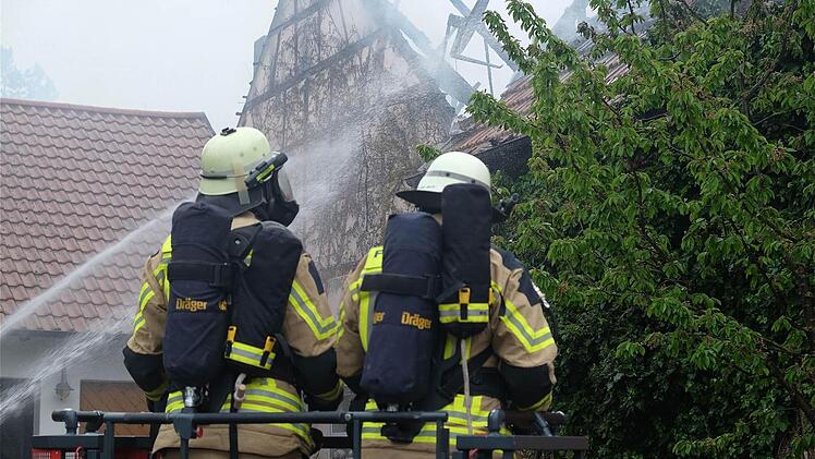 Ein Großangebot an Feuerwehren hat das Übergreifen der Flammen aufs Wohnhaus verhindert. Foto: Gerd Schaar