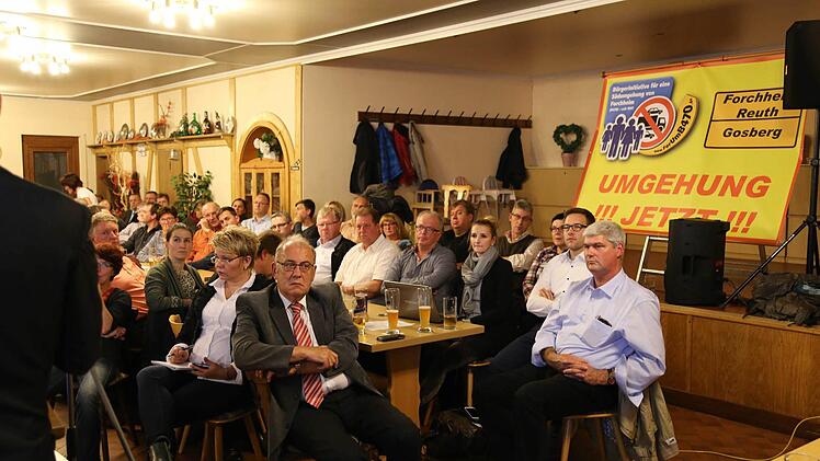 Das Publikum lauscht aufmerksam. Foto: Franz Galster