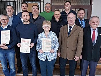 Die Geehrten (von links): Günter Dietz, Heinrich Seuß, Stephan Essig, Daniel Hau, Albrecht Schmidt, Adelgunde Scheller, Jürgen Oppelt, Frank Schmul und Berthold Engert sowie Gerald Makowski, der Vorsitzende des BLSV- Haßberge.  Foto: Helmut Will