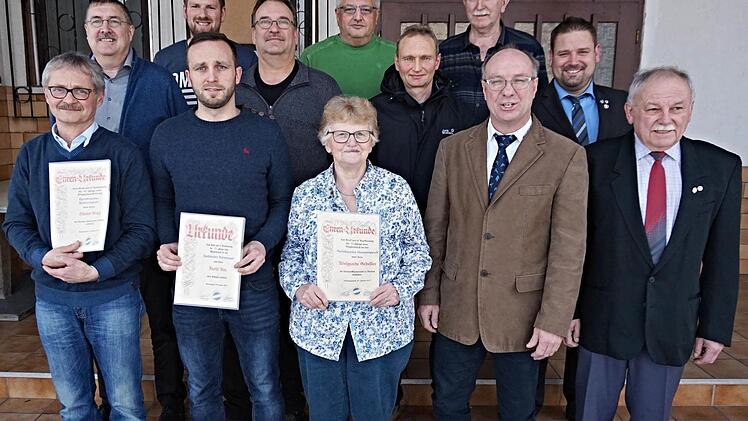 Die Geehrten (von links): Günter Dietz, Heinrich Seuß, Stephan Essig, Daniel Hau, Albrecht Schmidt, Adelgunde Scheller, Jürgen Oppelt, Frank Schmul und Berthold Engert sowie Gerald Makowski, der Vorsitzende des BLSV- Haßberge.  Foto: Helmut Will