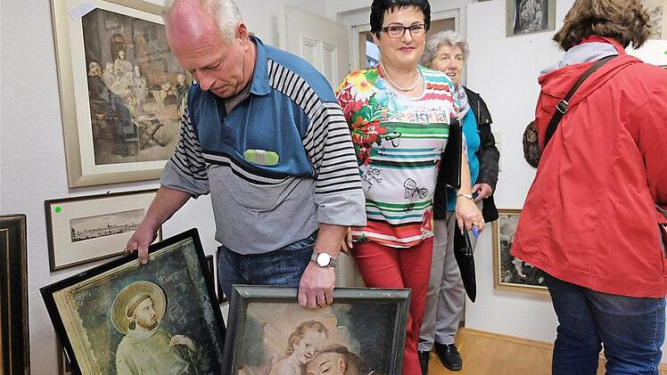 "Alte Bilderrahmen finden oft mehr Interesse als die Gemälde", stellte Stadträtin Gabriele Ebert (Mitte) fest.  Fotos: Gerd Schaar