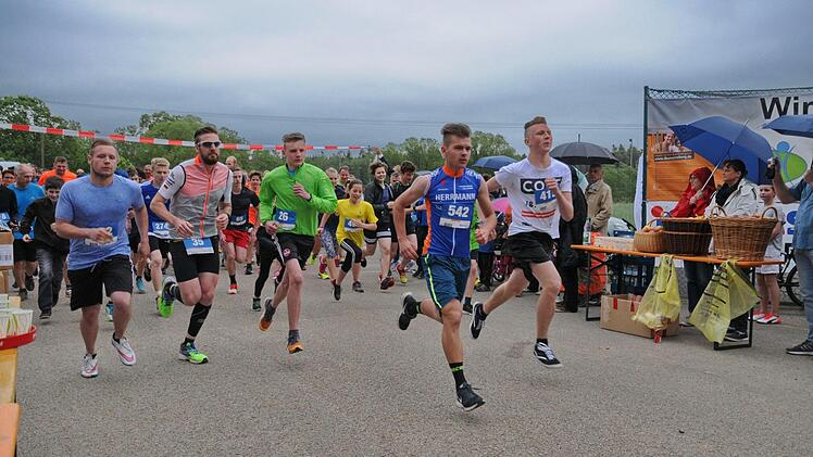 Der plötzlich einsetzende Regen hielt die Teilnehmer vom Hauptlauf nicht ab. Foto:  Foto: Karl Heinz Wirth