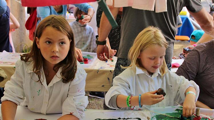 Volle Konzentration: Johanna und Franka gestalten T-Shirts. Foto: Werner Vogel