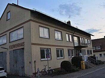 Das Rathaus der Gemeinde Pfarrweisach in der Bahnhofstraße wird energetisch saniert. Aufträge für Estricharbeiten und die Errichtung einer Photovoltaikanlage wurden vergeben. Helmut Will