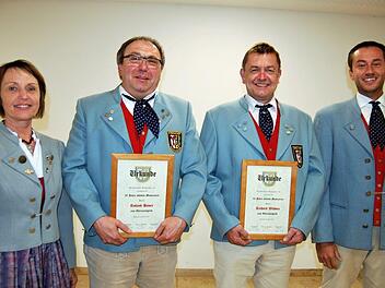 Vorsitzende Silvia Benkert und Dirigent Bernd Borst (rechts) dankten den neuen Ehrenmitgliedern Roland Bauer (2. von links) und Richard Wehner für 50 Jahre aktives Musizieren. Sigismund von Dobschütz