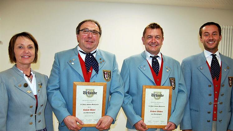 Vorsitzende Silvia Benkert und Dirigent Bernd Borst (rechts) dankten den neuen Ehrenmitgliedern Roland Bauer (2. von links) und Richard Wehner für 50 Jahre aktives Musizieren. Sigismund von Dobschütz