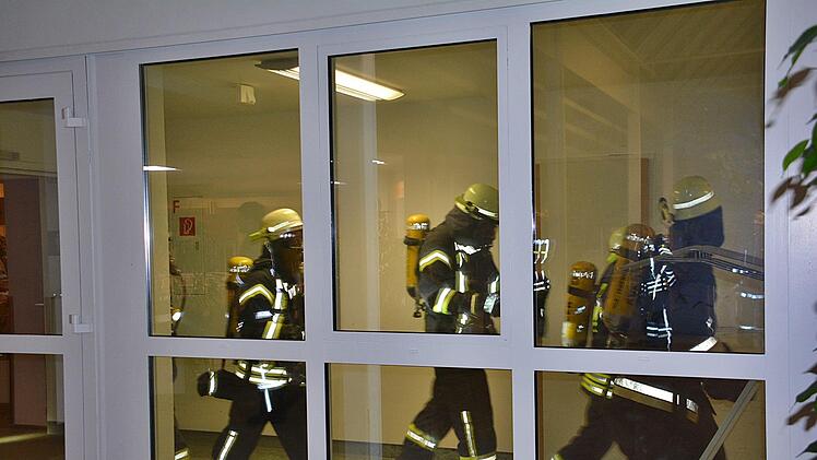 Feuerwehrleute aus Rhön-Grabfeld und Münnerstadt waren am Samstagmorgen am Katheterlabor im Rhönklinikum Bad Neustadt im Einsatz. Atemschutz war hier gefragt. Hanns Friedrich