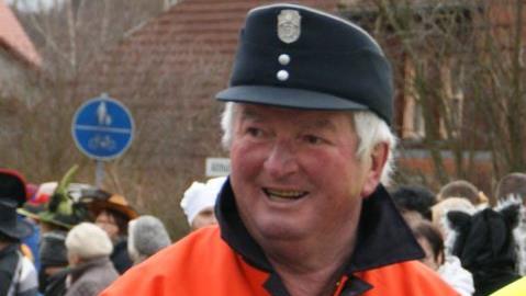 Ludwig Persch ist einer der Ehrenamtlichen, die beim Ehrenabend in Oberaurach ausgezeichnet wurden. Seit Jahrzehnten garantiert er für Fairness als Fußball-Schiedsrichter des SV Neuschleichach, aber auch für Sicherheit als Schulweghelfer oder beim Althütter Faschingszug, bei dem unser Bild entstand.Sabine Weinbeer