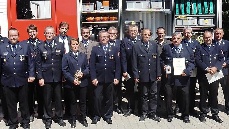 Die Geehrten mit der Feuerwehrführung  Foto: Reinhard Löwisch