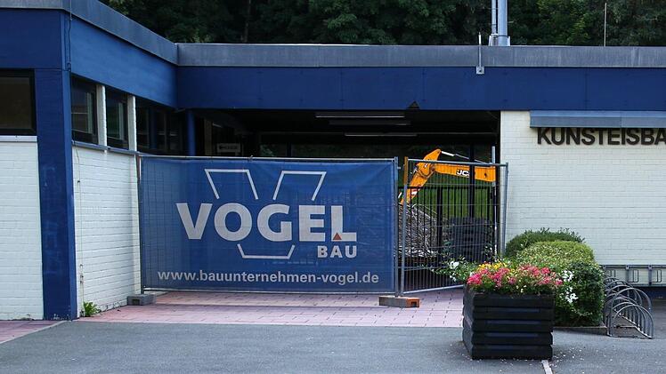 Die Eisbahn wird saniert. Foto: Jürgen Gärtner