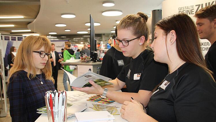Romina Schulz aus Kulmbach (links)  möchte einen kaufmännischen Beruf erlernen. Isabell Hofmann und Lea Kaupper  (rechts) von der ait-deutschland GmbH aus Kasendorf informierten sie über  den Beruf der Industriekauffrau.Stephan Stöckel