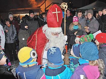 Der Nikolaus beschenkte die Kinder in Neubrunn.  Foto: Ewald Stretz