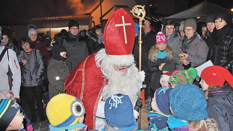 Der Nikolaus beschenkte die Kinder in Neubrunn.  Foto: Ewald Stretz