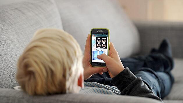 Gerade f&uuml;r Kinder und Jugendliche kann ein leichtsinniger Umgang mit dem Smartphone schlimme Folgen haben. Dies zeigt ein Fall in Oberfranken.Symbolbild: Tobias Hase/dpa