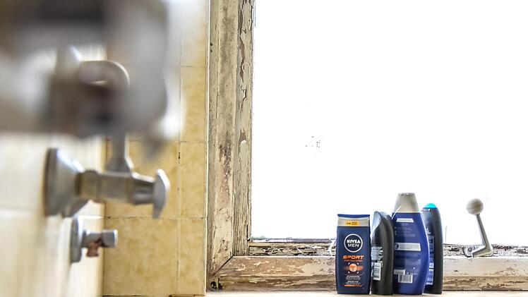 Den hölzernen Fensterrahmen in der Dusche ist anzusehen, dass man besser die Finger davon lassen sollte.