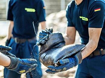 Der Sandsack ist und bleibt das bewährte Mittel im Kampf gegen Hochwasser. Über den richtigen Umgang mit dem Hilfsmittel will das THW informieren und gleichzeitig einen praxisnahen Wettbewerb ausrufen, der bayernweit läuft. Foto: THW