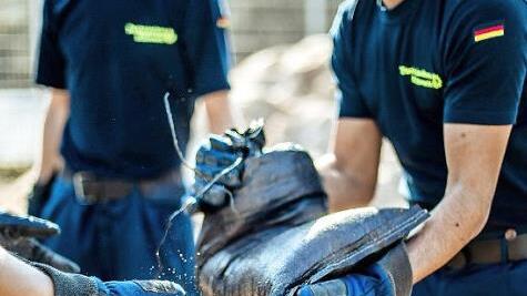 Der Sandsack ist und bleibt das bewährte Mittel im Kampf gegen Hochwasser. Über den richtigen Umgang mit dem Hilfsmittel will das THW informieren und gleichzeitig einen praxisnahen Wettbewerb ausrufen, der bayernweit läuft. Foto: THW