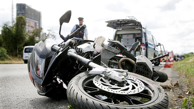 Das Motorrad und das Auto stießen frontal zusammen. Der Biker wurde dabei schwer verletzt. Symbolfoto: David Young/dpa