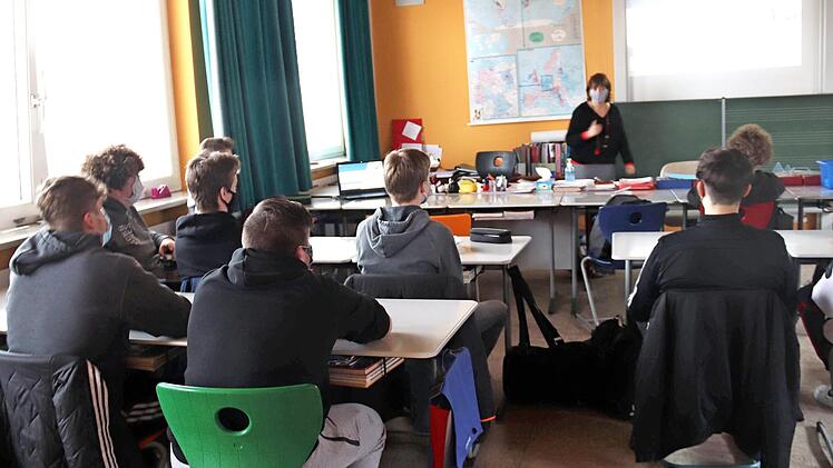 Die Neuntklässler lauschten tief beeindruckt der Erzählung. Foto: Blum